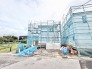 新しい暮らしの基盤が整う、静かな環境で進む丁寧な建築風景です。