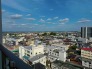 悠々と広がる街並みを眺める、開放感あふれる眺望。青い空に浮かぶ白い雲が、心地よい風と共に穏やかな日常を予感させます。遠くまで見渡せる景色は、日々の暮らしにゆとりと安らぎをもたらしてくれるでしょう
