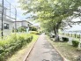 穏やかな緑に囲まれた小道は、季節の移ろいを感じながら心地よい散策を楽しめるゆとりある環境です。