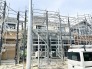 新しい暮らしを静かに待つ、完成へ向けて着実に歩みを進める住宅の風景です。