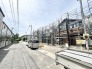 新しい住まいが完成へと向かう、静かな街並みに佇む建設現場の様子です。