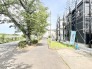 豊かな緑が日常に溶け込み、四季の移ろいを肌で感じられる穏やかな住環境が広がっています。