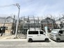 新しい暮らしの始まりを感じさせる、街並みに調和した建設中の穏やかな佇まい。
