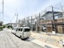 新しい住まいの完成に向け、静かな街並みの中で着々と準備が進められています。