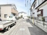 穏やかな空気が流れる住宅街に位置しており、日々の暮らしに心地よい落ち着きをもたらす住環境が広がっています。