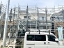 新しい暮らしの始まりを感じさせる、静かな佇まいの住まいが完成へと向かっています。