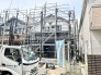 新しい暮らしの完成を心待ちにする、期待感が高まる建設中の住まい。