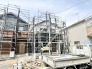 理想の住まいが形作られていく過程を間近で感じられる、期待に胸が膨らむ建築現場の風景です。