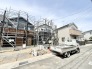 閑静な住宅街で進む新たな住まいの建設風景、完成に向けて着実に形作られる日々の歩みを感じさせます。