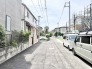穏やかな街並みが広がり、日々の暮らしに心地よい静けさを添えてくれる住環境です。