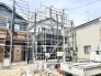 完成へ向けて期待が高まる、住まいの形が少しずつ整っていく建設中の様子です。