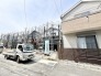 新しい住まいが着実に形作られていく、期待感に満ちた静かな街並みの風景です。