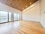 勾配天井が描き出す豊かな奥行きと、木目の温もりが調和した心地よい開放感のある空間です。