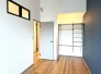 ベースカラーと異なった配色の壁紙を使用。ちょっとお部屋の雰囲気が変わります。
