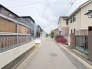 落ち着いた住宅街が広がり、穏やかな日常の気配を感じさせる心安らぐ環境です。