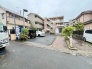 車通りの少ない閑静な住宅地、のびのびした子育てに適します。
