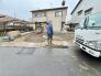 住民の方が主に利用する交通量少なめの道路に面してます。
