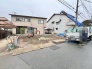 幅員の狭い道ですが、車通りの少ない住宅街に立地してます。
