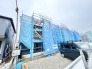 完成へと向かう静かな建築の様子から、日々の営みが形づくられていく期待感が静かに伝わってきます。