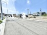 広がる空の下、新しい暮らしの基盤が形作られていく。