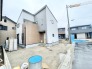 洗練されたフォルムと木目の温かみが調和する、モダンな佇まいの住まいが日常の風景を美しく彩ります。