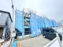 新しい暮らしの始まりを感じさせる、静かな街並みに溶け込む丁寧な施工風景です。