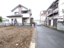 周辺環境と調和する穏やかな街並みに位置し、日々の生活が静かに馴染んでいくような落ち着きある佇まいです。
