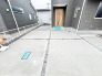 洗練された外観と調和する、すっきりと整えられた余裕のあるアプローチです。