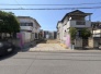 駐車が苦手な方にも嬉しい、前面６ｍ道路に面した住まい。

