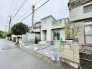 すっきりと整えられた外観が周囲の街並みに調和する穏やかな佇まい