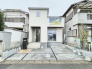 すっきりと洗練された外観デザインが目を引く、落ち着いた佇まいの住まいです。