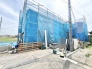 新しい暮らしの始まりを感じさせる、静かな街並みに溶け込む建設中の現場風景です。