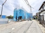 新しい暮らしの形が少しずつ整い始める、静かな住宅街に佇む建設現場の様子です。