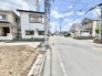 青空の下、穏やかな街並みに佇む、心安らぐ空間。