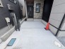 シックな外壁が映える落ち着いた佇まいで、毎日の往来をスムーズに迎えてくれる空間です。