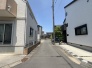 幅員の狭い道ですが、車通りの少ない住宅街に立地してます。
