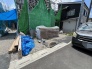 完成までの期待感が高まる、日々の変化を静かに見守る建設途中の風景です。