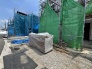 新しい暮らしの始まりを感じさせる、静かに進む建設現場の風景です。