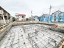 これから始まる新しい暮らしの基盤として、着実に形を整えていく建設現場の静かな風景です。
