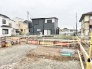新しい暮らしの始まりを感じさせる、静かで落ち着いた住宅街の風景です。