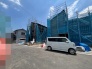 閑静な住宅街で進む新たな住まいの建設風景、完成に向けて着実に形作られていく期待感に満ちた佇まいです。