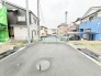 周辺環境との調和を感じさせる、落ち着いた佇まいの閑静な住宅街の一角です。