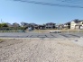 空が大きく広がり、周囲の落ち着いた街並みと調和する穏やかな住環境が整っています。