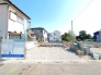 穏やかな住宅街の中で、新しい暮らしの基礎が整いはじめる清々しいひとときを感じさせてくれます。