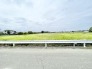 どこまでも続く広い空と緑豊かな風景が、穏やかな暮らしの時間を予感させる心地よい環境です。