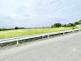 どこまでも広がる空と豊かな緑が、日々の喧騒を忘れさせる穏やかな風景が広がっています。