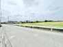 どこまでも広がる空と豊かな緑に囲まれて、日々の暮らしに穏やかな安らぎを感じられる静かな環境です。