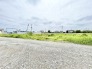 空が広く開放的なロケーションが広がり、穏やかな時間が流れる落ち着いた環境です。