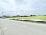 どこまでも続く空と豊かな緑が心地よく、日々の喧騒から離れた穏やかな暮らしの景色が広がっています。