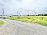 空が広く見渡せる穏やかなロケーションで、思い描く理想の住まいを形にできるゆとりある土地です。